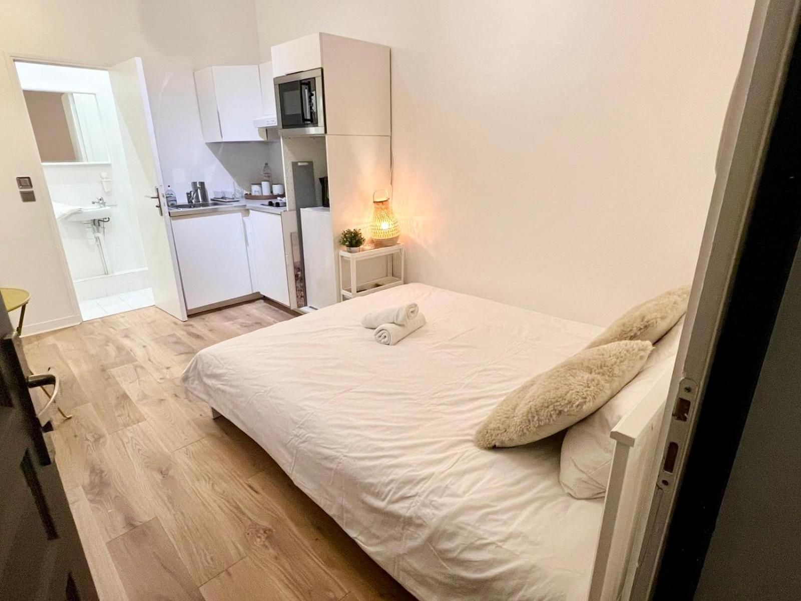 Eiffel Tower View Apartment Париж Екстериор снимка