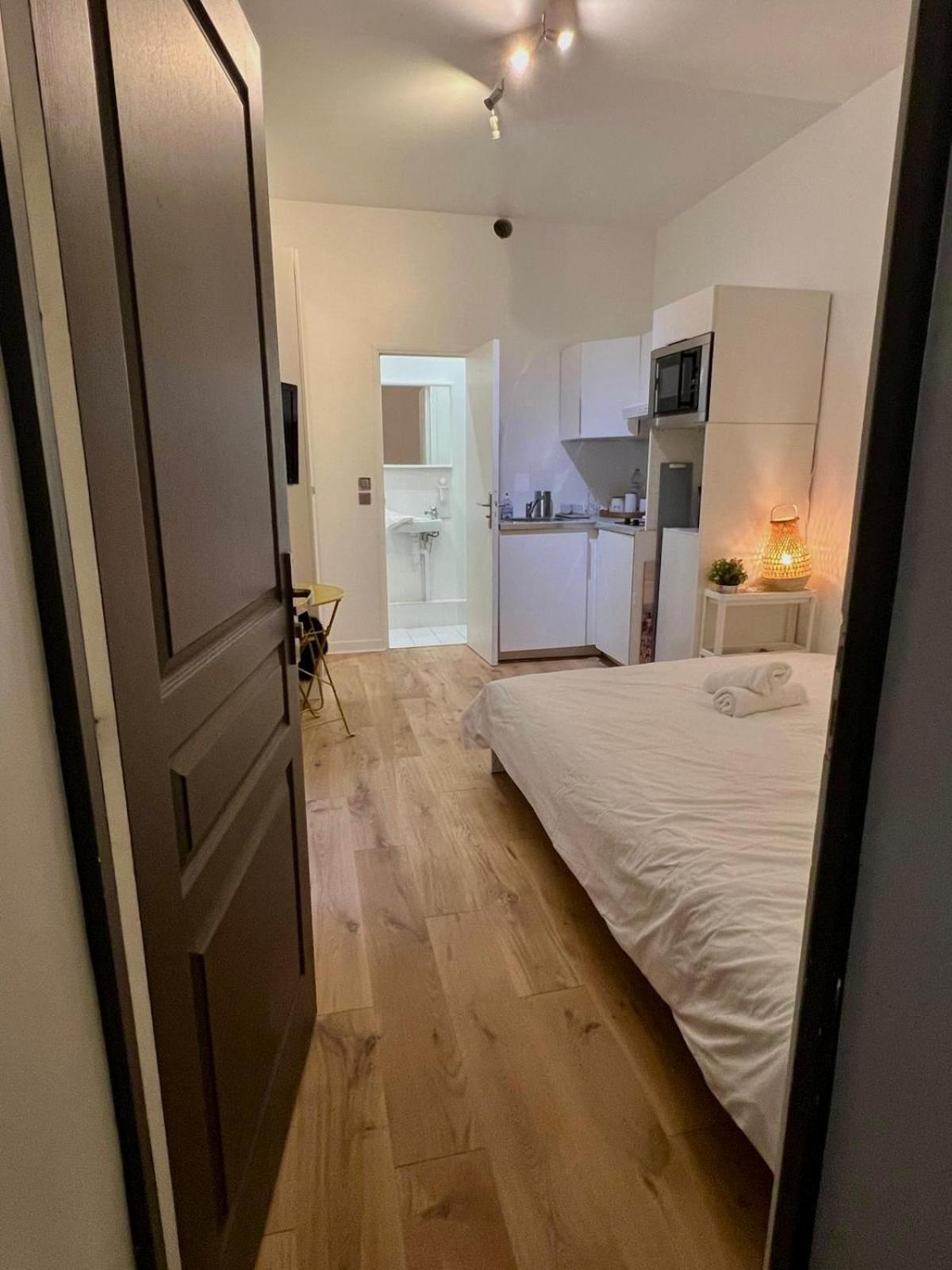 Eiffel Tower View Apartment Париж Екстериор снимка