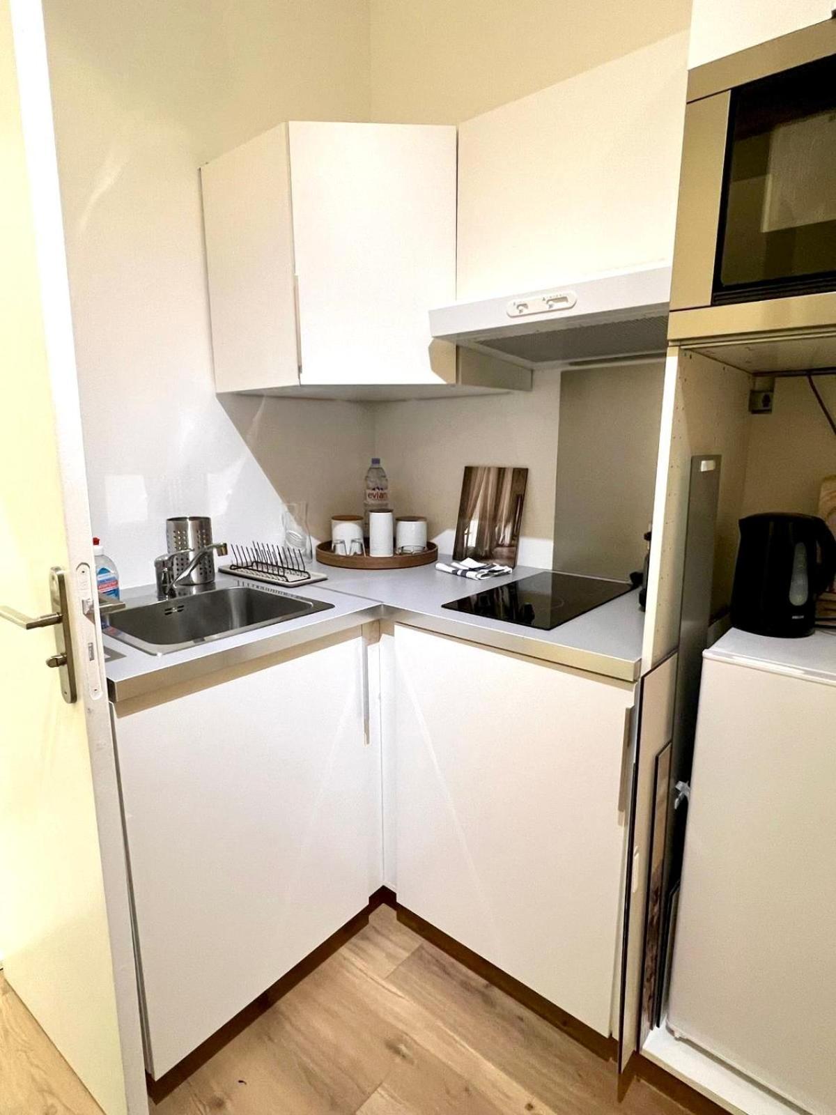 Eiffel Tower View Apartment Париж Екстериор снимка