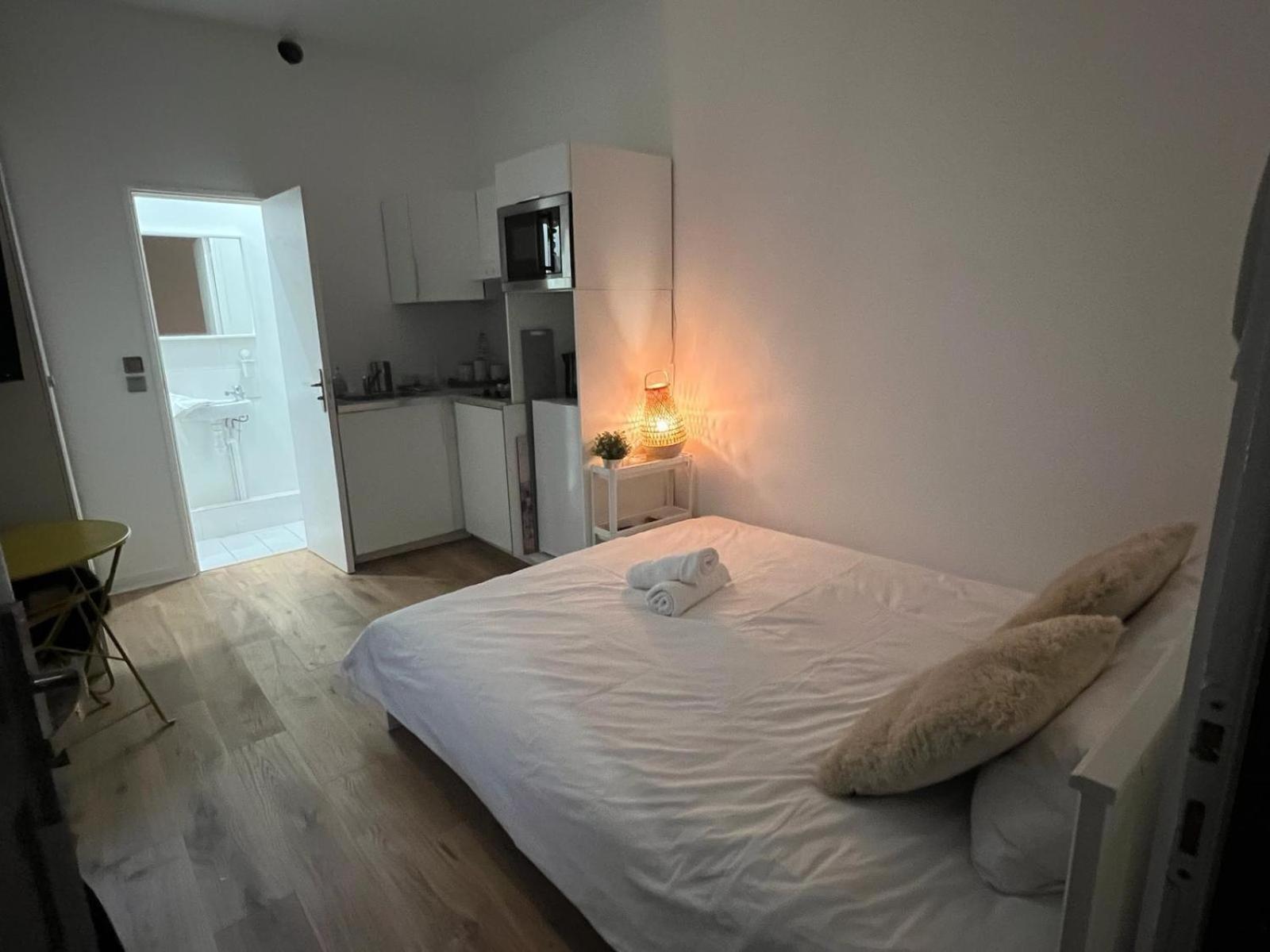 Eiffel Tower View Apartment Париж Екстериор снимка