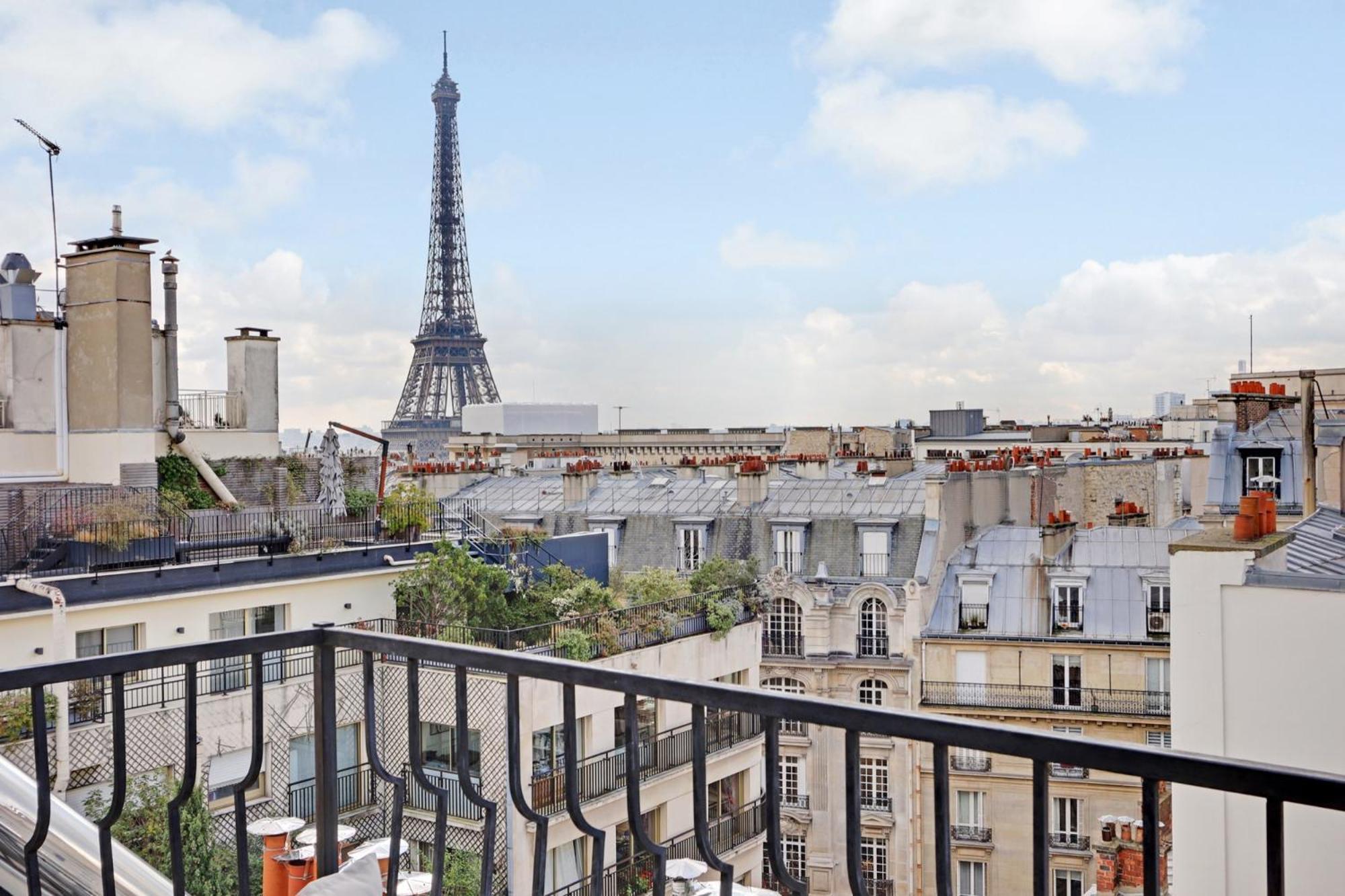 Eiffel Tower View Apartment Париж Екстериор снимка