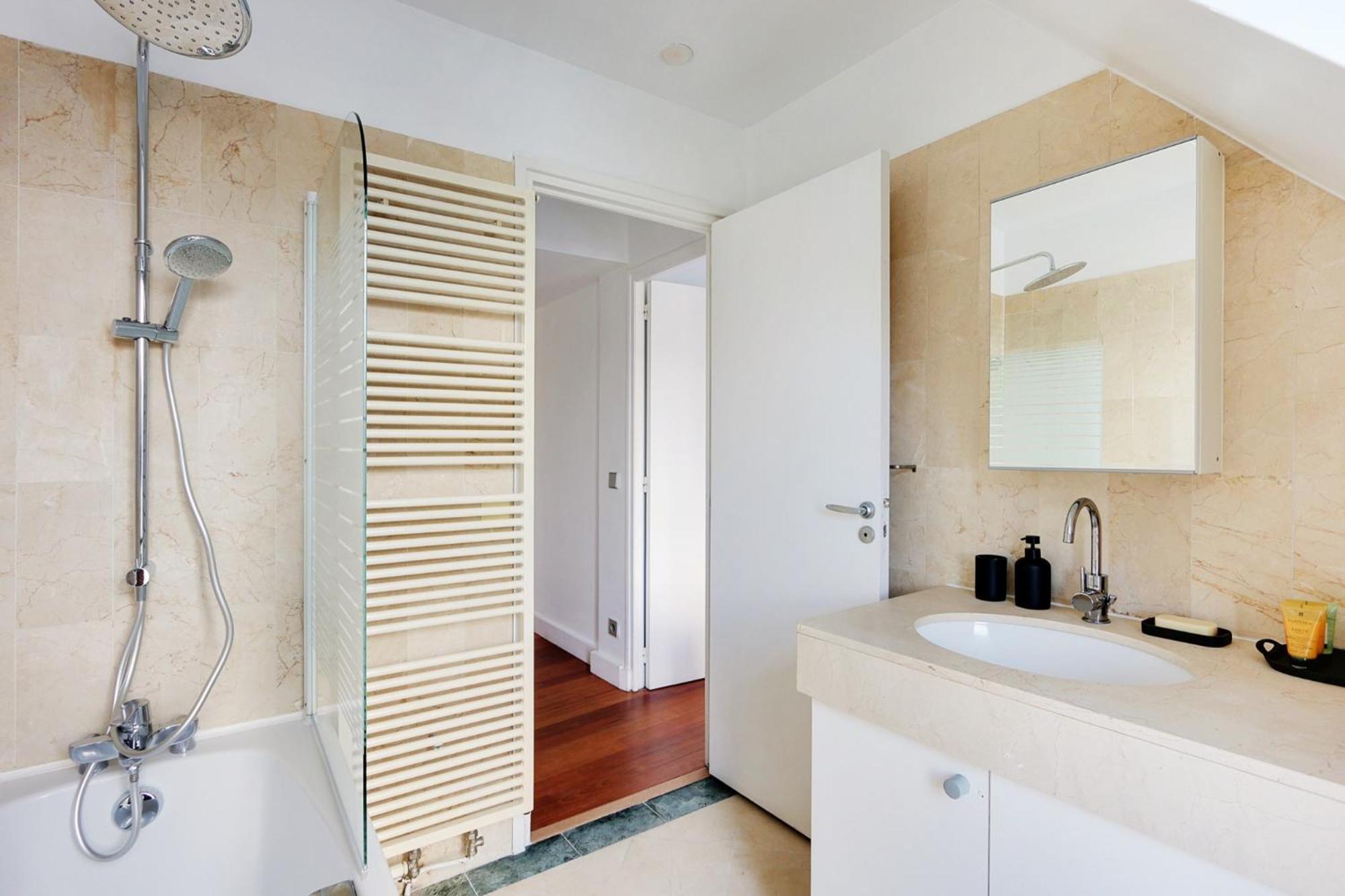Eiffel Tower View Apartment Париж Екстериор снимка
