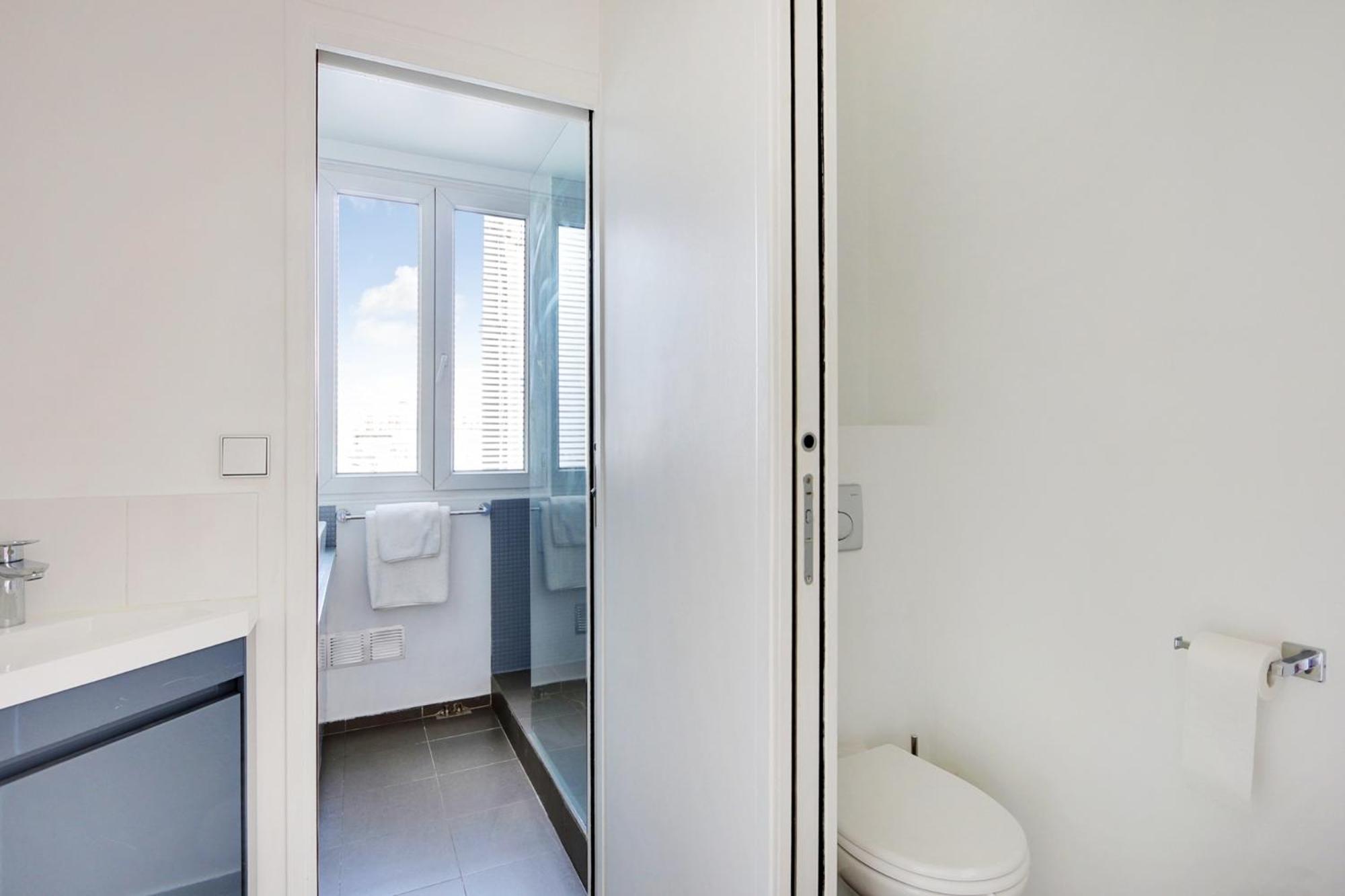 Eiffel Tower View Apartment Париж Екстериор снимка