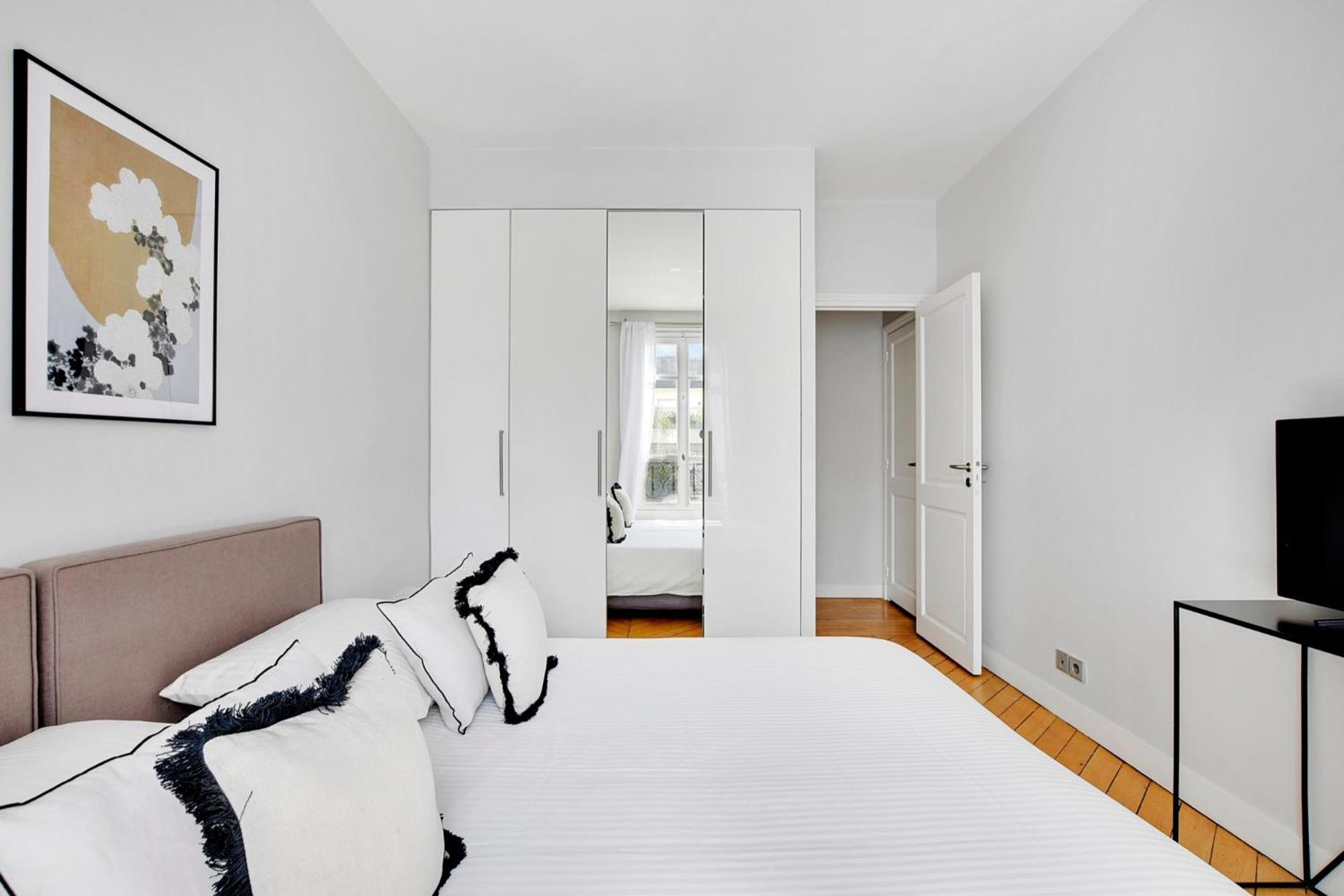 Eiffel Tower View Apartment Париж Екстериор снимка