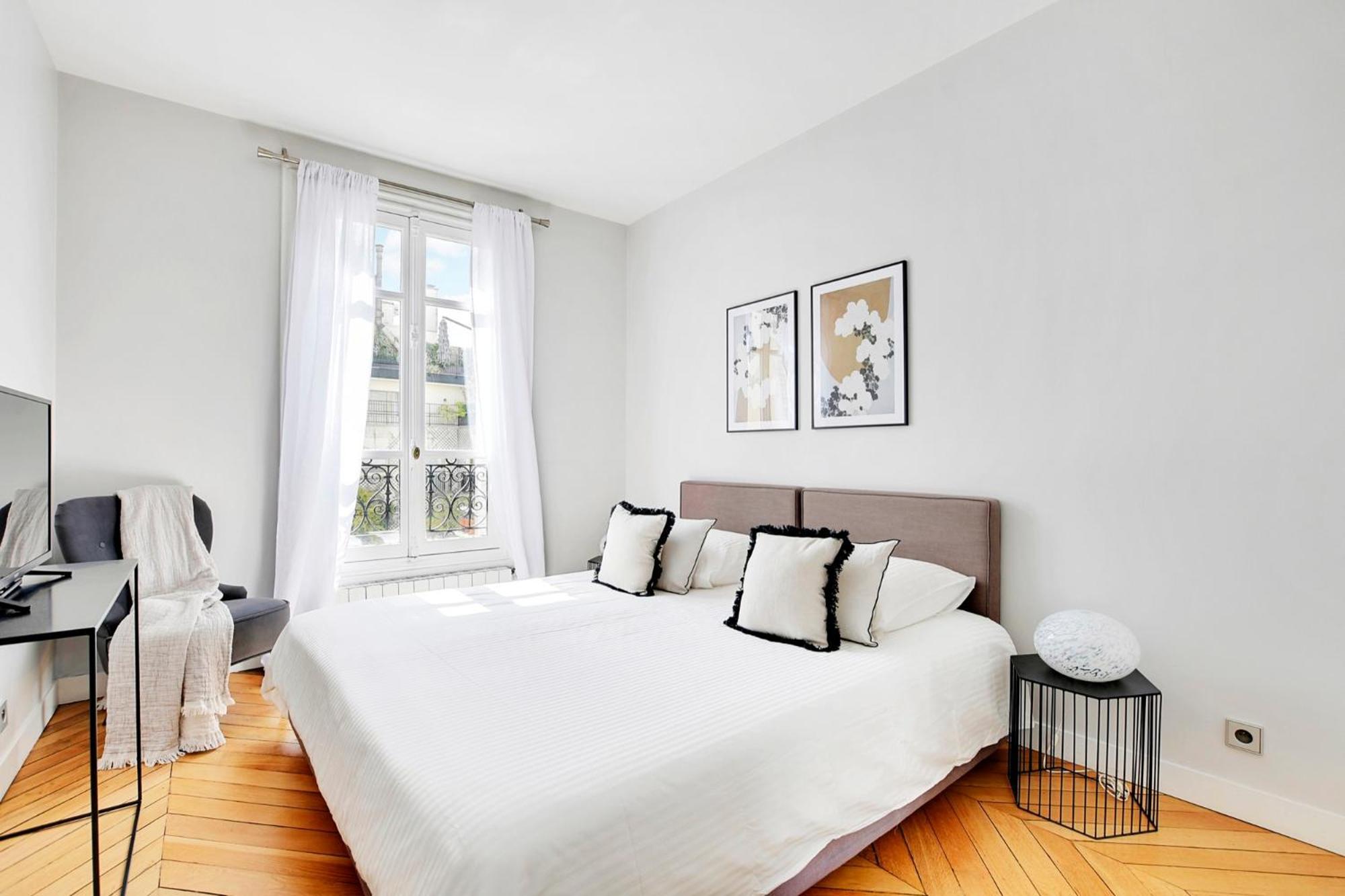 Eiffel Tower View Apartment Париж Екстериор снимка