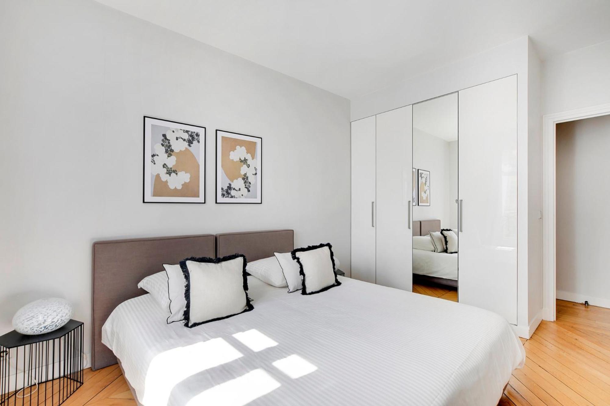 Eiffel Tower View Apartment Париж Екстериор снимка