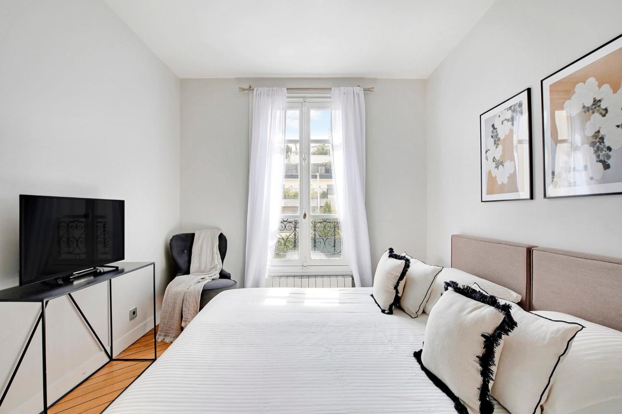 Eiffel Tower View Apartment Париж Екстериор снимка