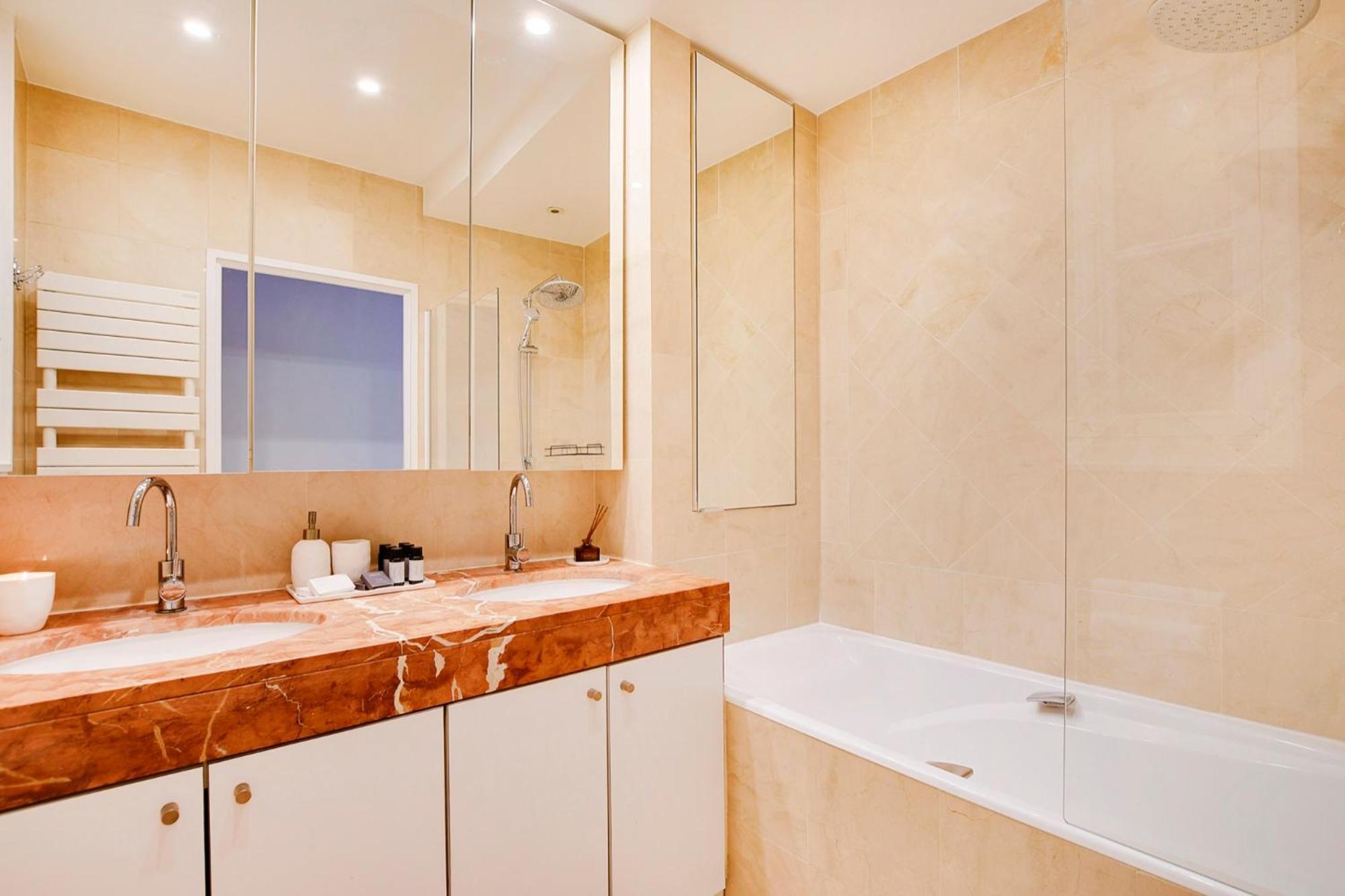 Eiffel Tower View Apartment Париж Екстериор снимка