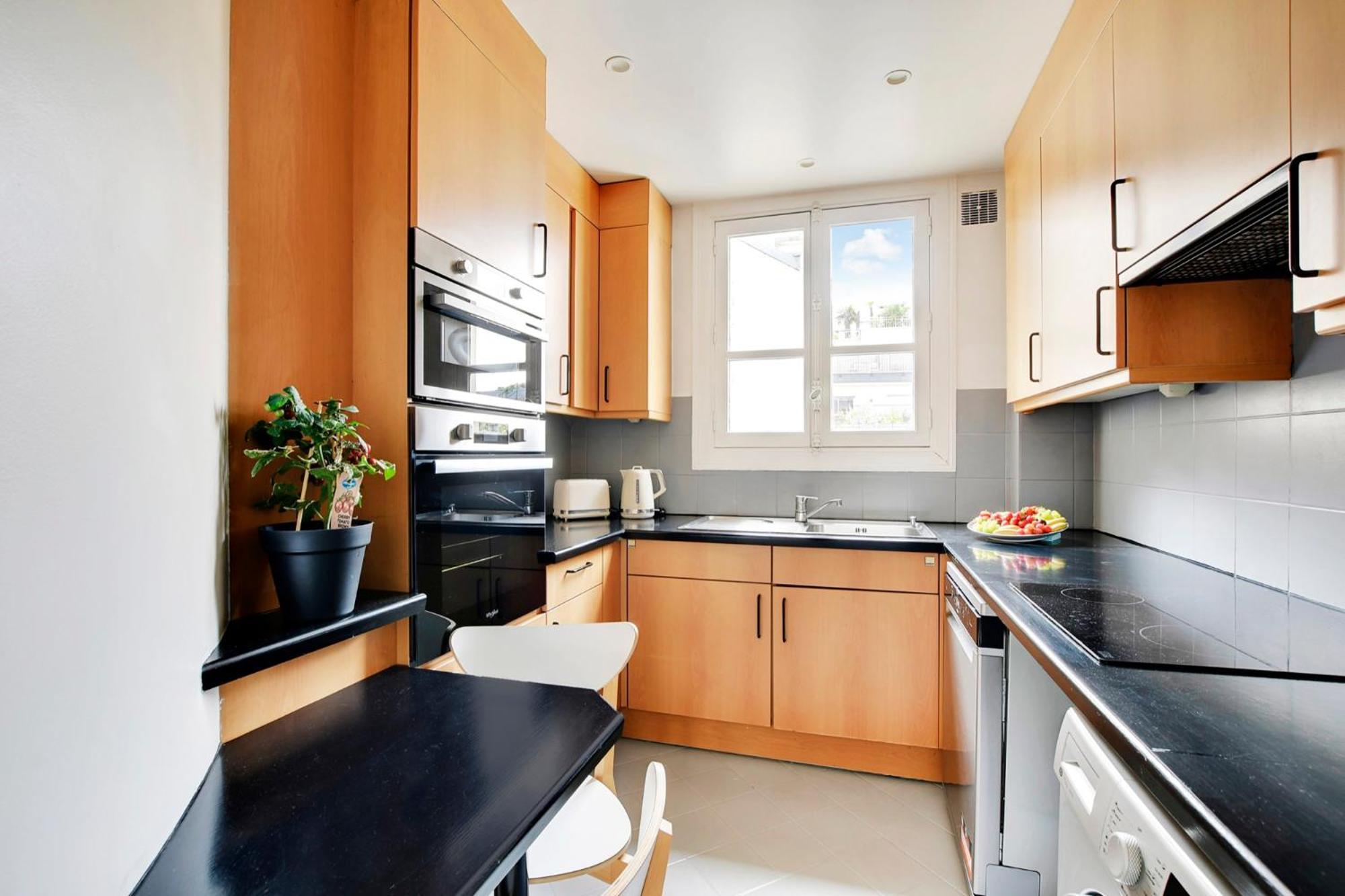 Eiffel Tower View Apartment Париж Екстериор снимка